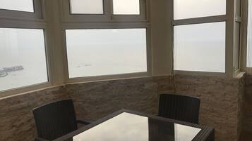 Căn hộ Cao cấp, 2 phòng ngủ, quang cảnh bãi biển | Khu phòng khách | TV