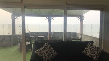 Departamento de lujo, 2 habitaciones, vista a la playa | Sala de estar | Televisión