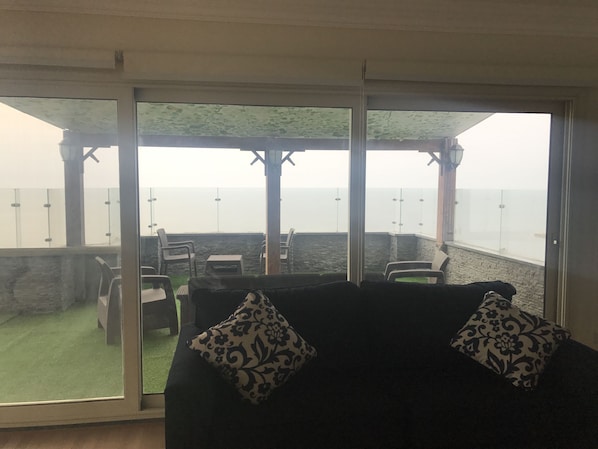 Luxury Apartment, 2 Bedrooms, Beach View | Living room