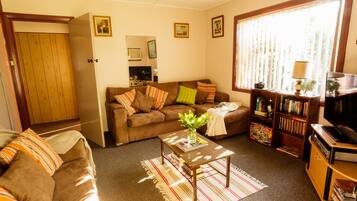 House, 2 Bedrooms, 2 Bathrooms | Living area