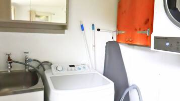 House, 2 Bedrooms, 2 Bathrooms | Laundry