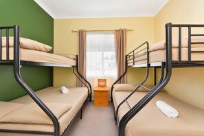 Casa, 3 habitaciones | 3 dormitorios, cortinas opacas, tabla de planchar con plancha