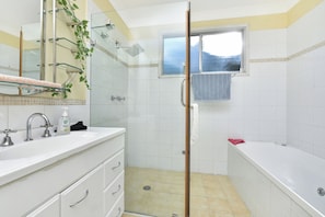 Bathroom sink - Coal d' Vine Cottage - Cessnock NSW (Cessnock)