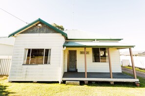 Property entrance - Coal d' Vine Cottage - Cessnock NSW (Cessnock)