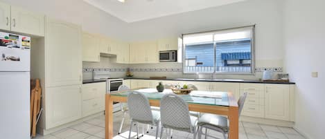 House, 3 Bedrooms | Private kitchen | Full-size fridge, microwave, oven, stovetop
