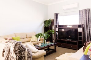 House, 3 Bedrooms | Living area