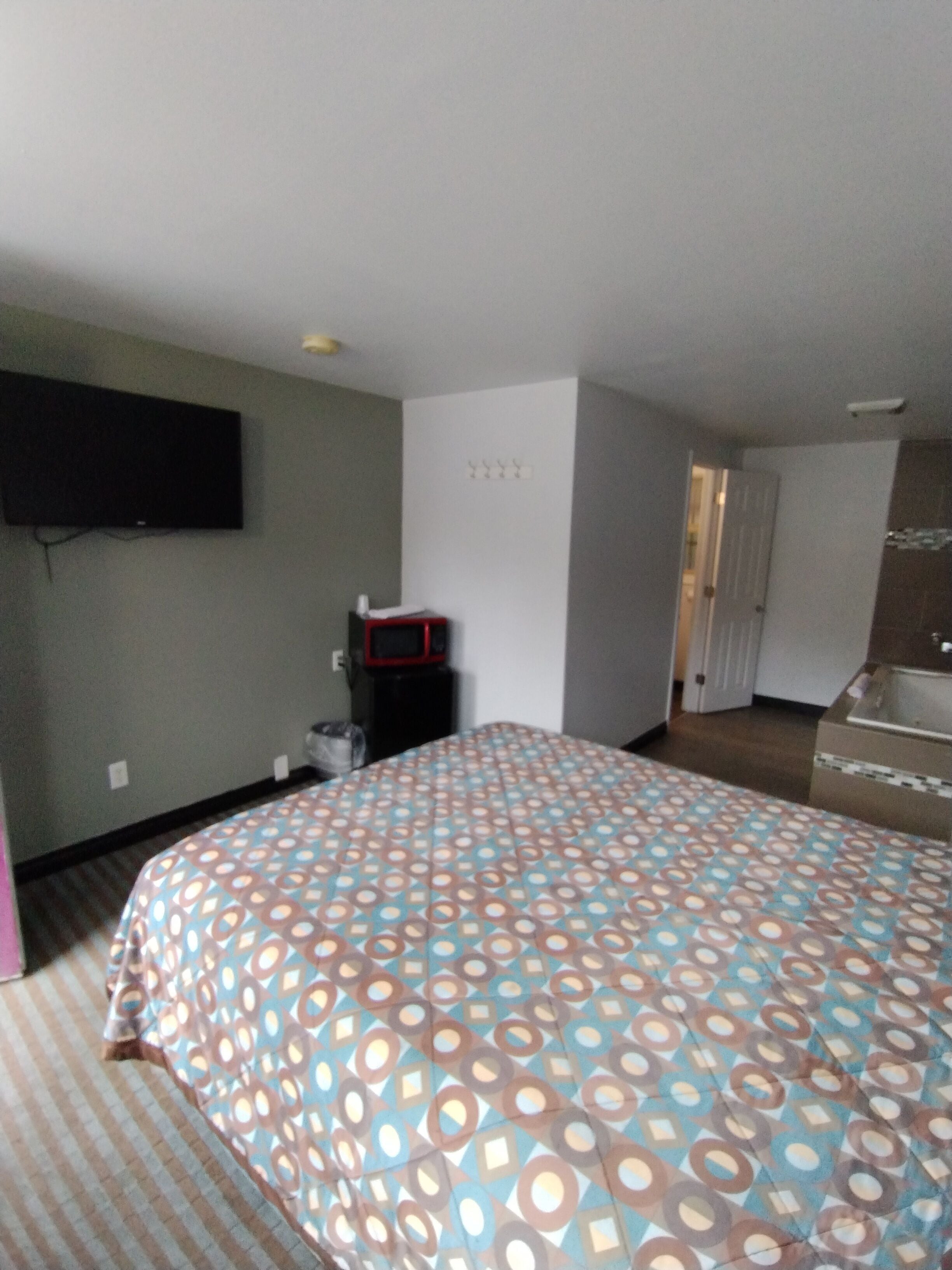 Traditional Suite, 1 Queen Bed, Jetted Tub | In-room safe, individually decorated, individually furnished, desk