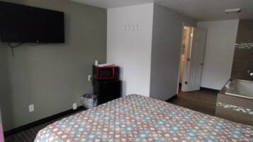 Traditional Suite, 1 Queen Bed, Jetted Tub | In-room safe, individually decorated, individually furnished, desk