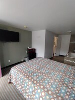 Traditional Suite, 1 Queen Bed, Jetted Tub | In-room safe, individually decorated, individually furnished, desk