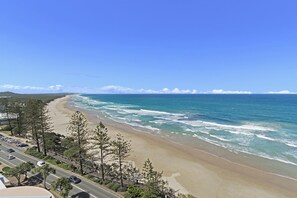 Uma estrada costeira com praia e oceano.