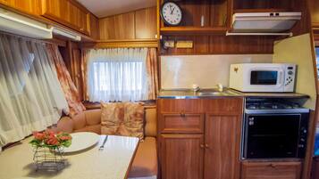 Ferienhaus, 2 Schlafzimmer, 2 Bäder (2-Bedroom House plus Caravan sleeps 2) | Eigene Küche | Großer Kühlschrank, Mikrowelle, Ofen, Herdplatte