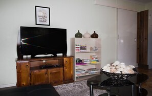 Talo, 2 makuuhuonetta, 2 kylpyhuonetta (2-Bedroom House plus Caravan sleeps 2) | Olohuone | Taulutelevisio, DVD-soitin