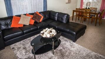Ferienhaus, 2 Schlafzimmer, 2 Bäder (2-Bedroom House plus Caravan sleeps 2) | Wohnzimmer | Flachbildfernseher, DVD-Player