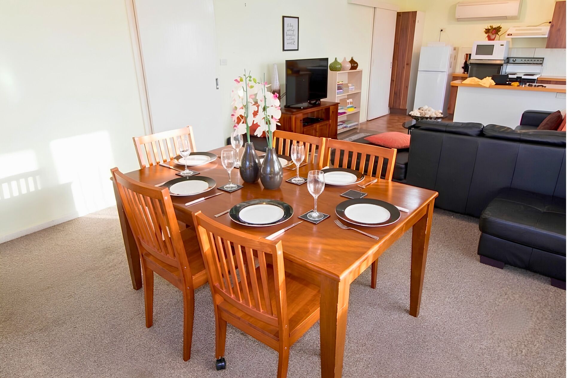 House, 2 Bedrooms, 2 Bathrooms (2-Bedroom House plus Caravan sleeps 2) | Dining room