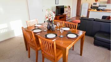 House, 2 Bedrooms, 2 Bathrooms (2-Bedroom House plus Caravan sleeps 2) | Dining room
