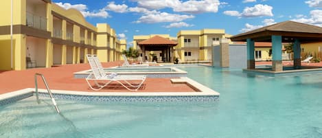 Piscine extérieure, chaises longues