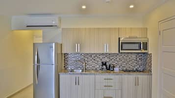Full-sized fridge, microwave, stovetop, coffee/tea maker