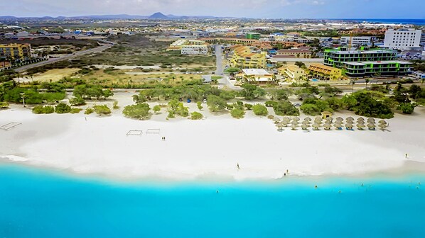 In Strandnähe, weißer Sandstrand, Liegestühle, Strandtücher