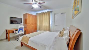 Appartement, 1 slaapkamer | 2 slaapkamers, een kluis op de kamer, een strijkplank/strijkijzer