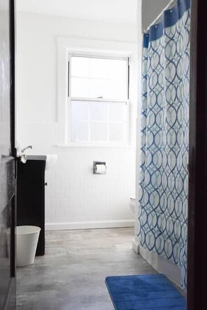 Bañera, secador de pelo, toallas