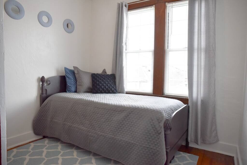 3 slaapkamers, een bureau, een strijkplank/strijkijzer, reisbedje