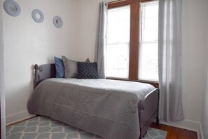 3 bedrooms, desk, iron/ironing board, travel crib - Beautiful 3BR Home with Cozy Front & Back Porches! (Munhall)