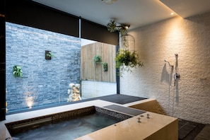 Jetted bathtub