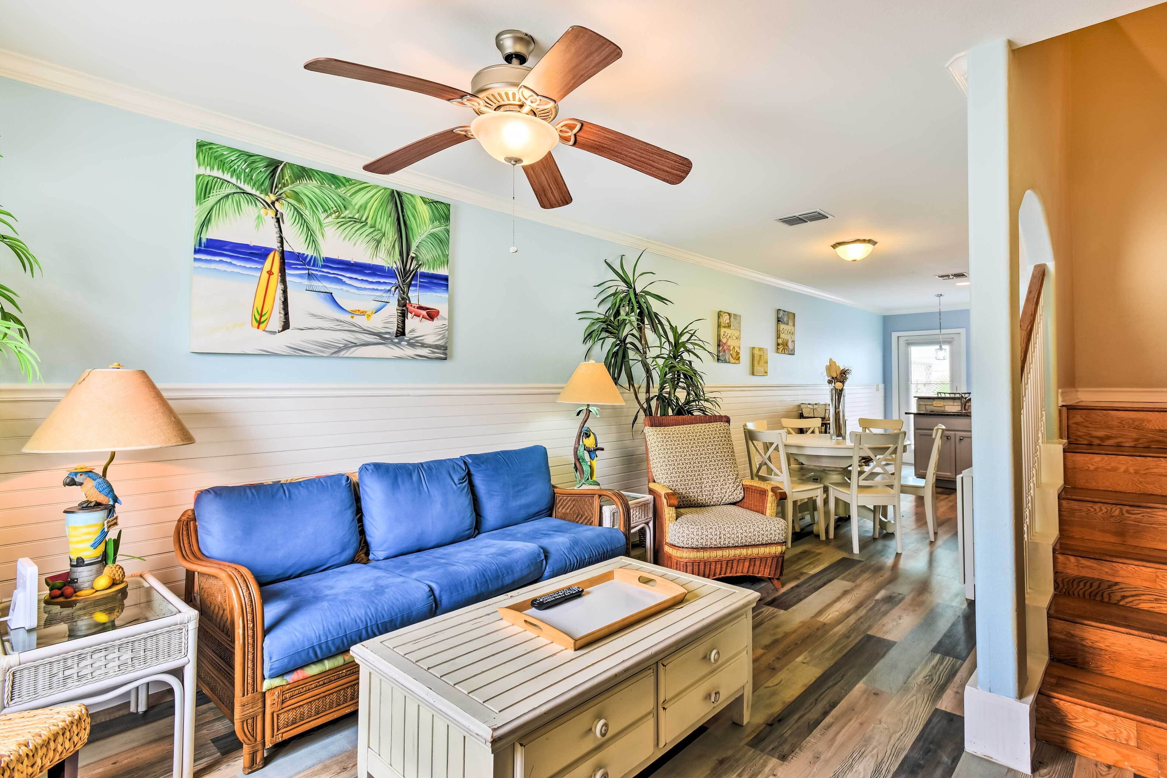 Port Aransas Condo w/ Pool Access - Walk to Beach!