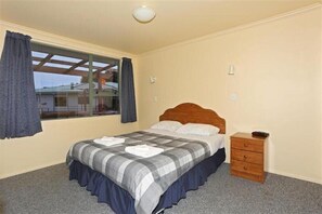 Free WiFi, bed sheets - Tui Base Camp (Tuatapere)