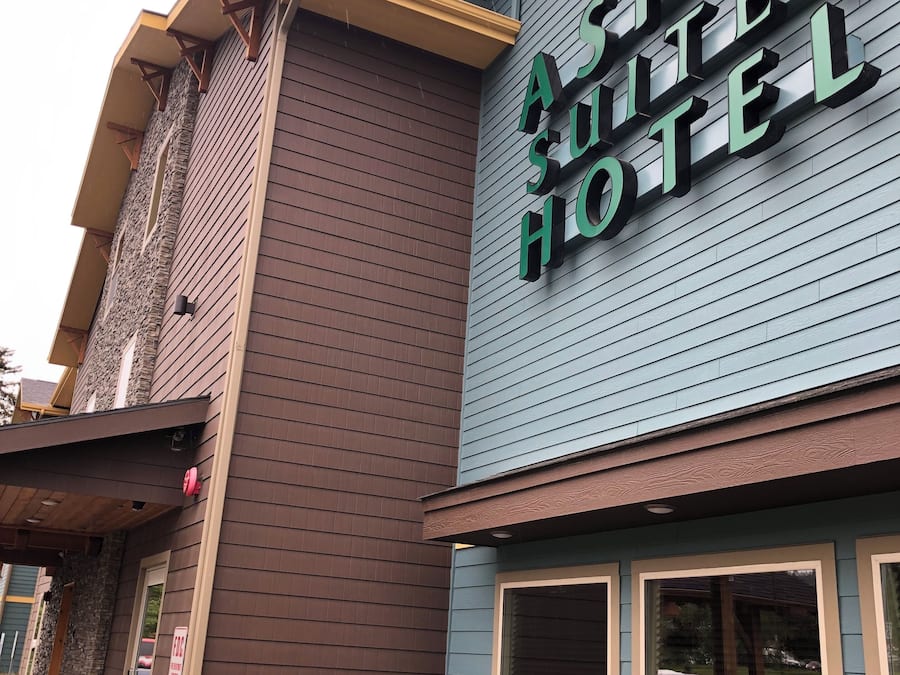 En byggnad med en skylt som visar texten "Aspen Suites Hotel".