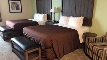 Studiosvit Deluxe - 2 queensize-sÀngar - pentry | SÀngtillbehör av högsta kvalitet, skrivbord och strykjÀrn/strykbrÀda