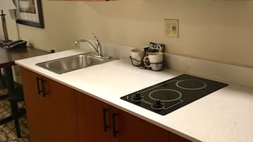 Full-size fridge, microwave, stovetop, coffee/tea maker