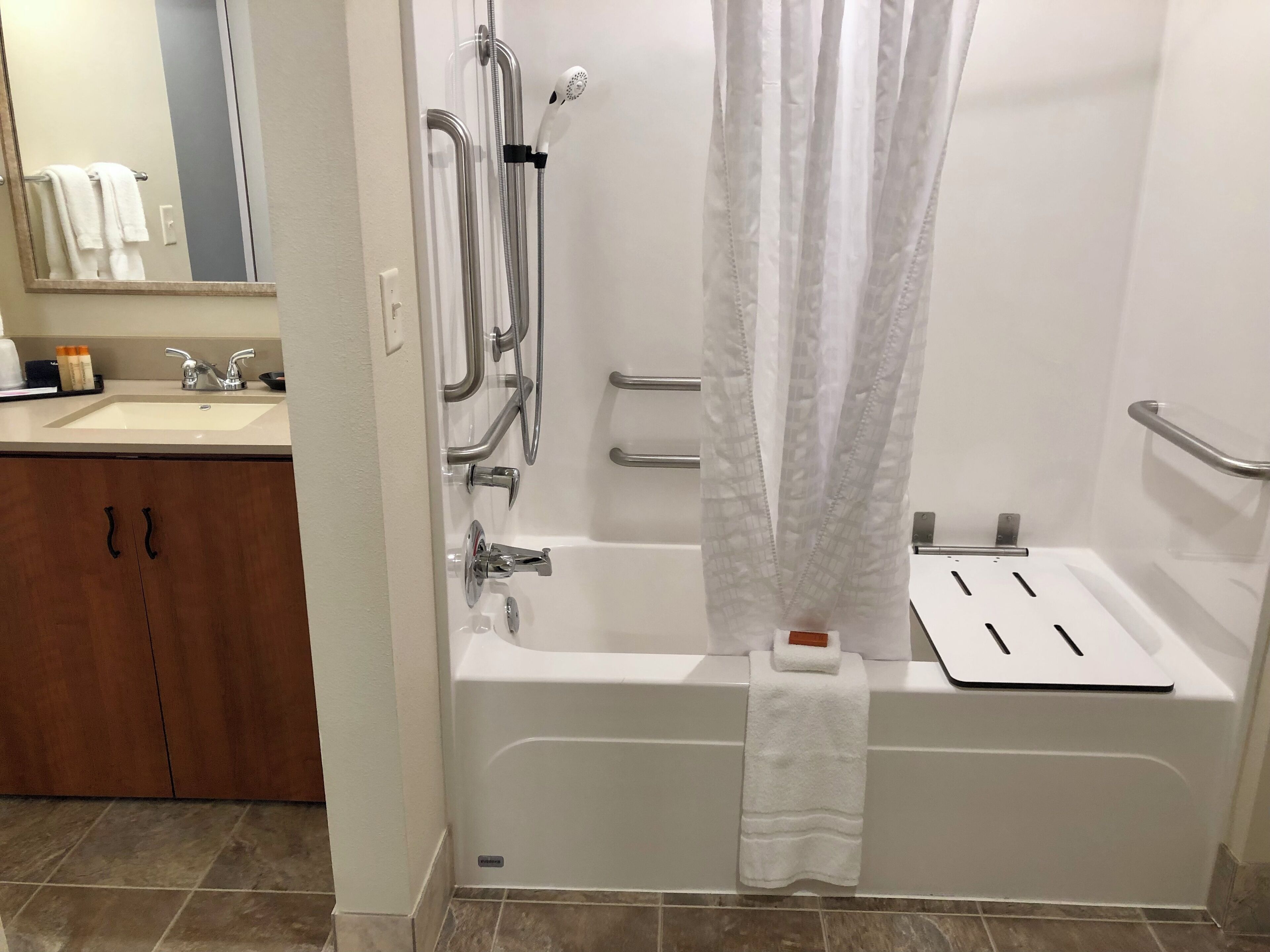deluxe studio suite, 1 queen bed, kitchenette | bathroom | combined shower/bathtub, free toiletries, towels