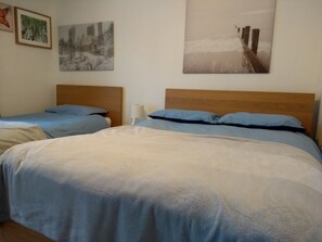 2 Schlafzimmer, Zimmersafe, Bügeleisen/Bügelbrett, Reisekinderbett