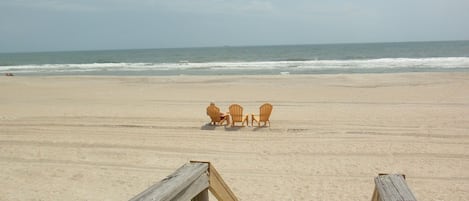 Sulla spiaggia, lettini da mare