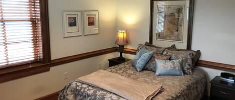 2 عدّة غرف نوم ومكواة/لوح كي وواي فاي وملاءات أسرّة