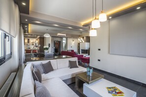 Smart-TV, Kamin, Stereoanlage