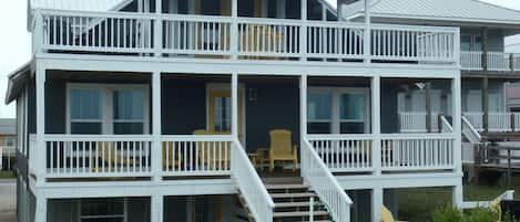 Lower right accommodation, view of covered patio