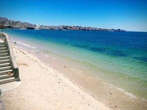 Plage, chaises longues, serviettes de plage