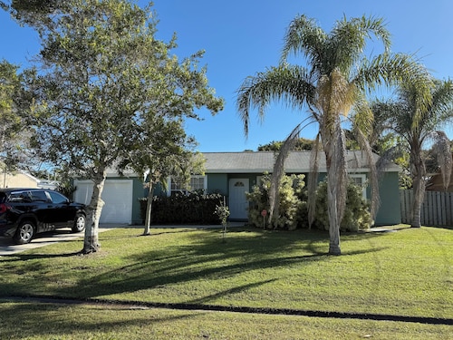Cute 3 bedroom home in Jensen Beach PSL FOR area. 10 min to Beaches!