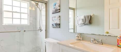Combined shower/tub, hair dryer, towels