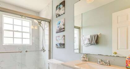 Cute 3 bedroom home in Jensen Beach PSL FOR area. 10 min to Beaches!