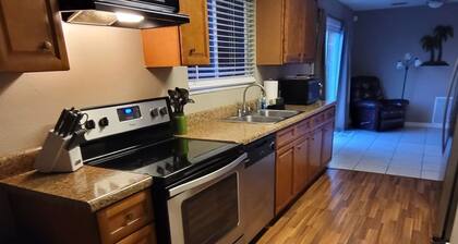 Cute 3 bedroom home in Jensen Beach PSL FOR area. 10 min to Beaches!