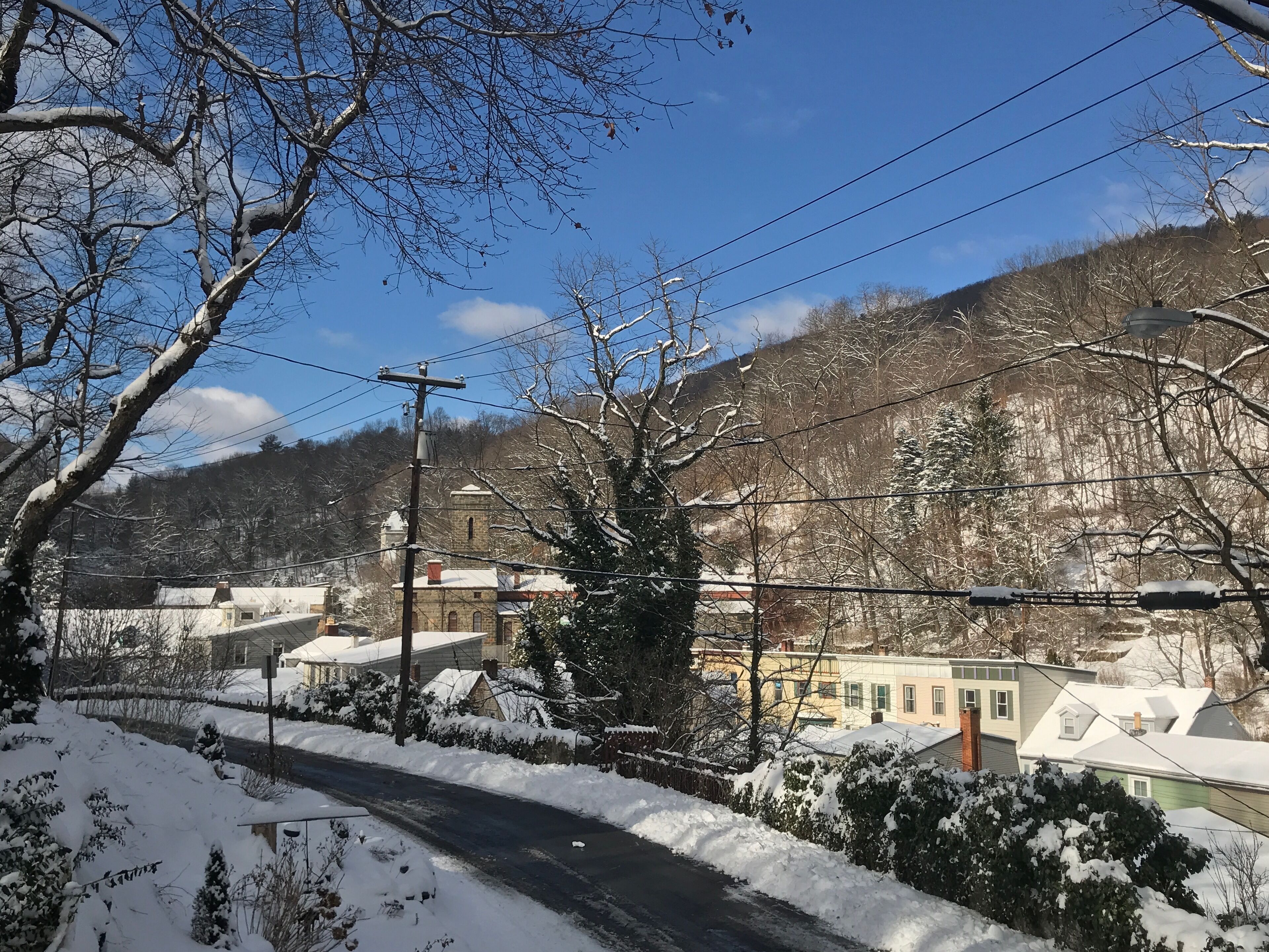 Un quartier résidentiel avec des maisons enneigées et une route.