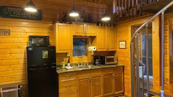 Geladeira, micro-ondas, cooktop, cafeteira/chaleira