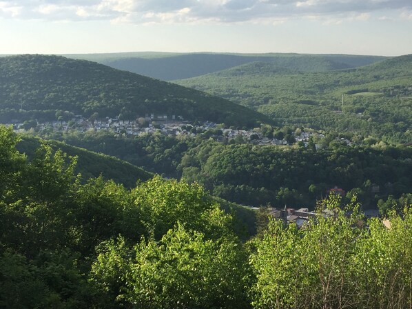 A town nestled in a valley surrounded by hills. - Cabin In the Trees In historic Jim Thorpe, on the side of Flagstaff Mountain (Jim Thorpe)