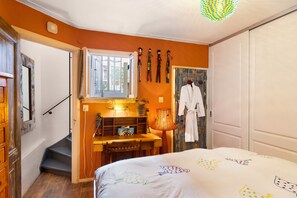 1 slaapkamer, een strijkplank/strijkijzer, wifi, beddengoed