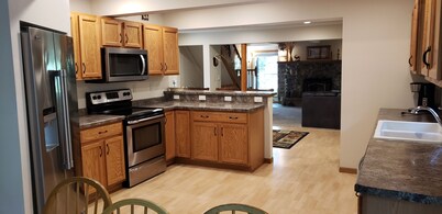 Eagle River Cabin. Close to Public Beach, Boat Landing, Downtown, & Trails! 