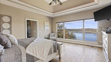 7 habitaciones, escritorio y tabla de planchar con plancha