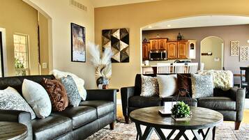 Una Smart TV, una chimenea, videojuegos, un reproductor de DVD